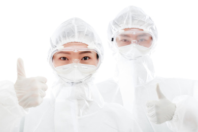 白色背景前的医护人员