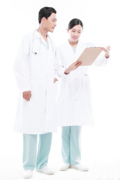 白色背景前的医护人员