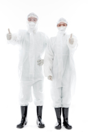 白色背景前的医护人员