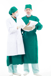 白色背景前的医护人员