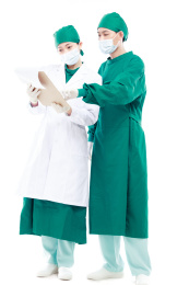 白色背景前的医护人员