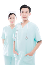 白色背景前的医护人员