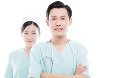 白色背景前的医护人员