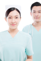 白色背景前的医护人员