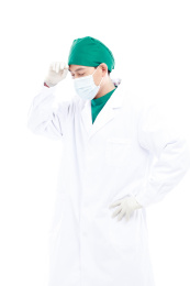 白色背景前的医护人员