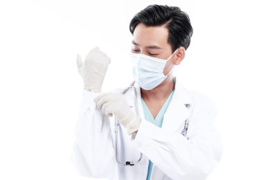 白色背景前的医护人员