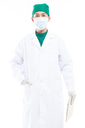 白色背景前的医护人员