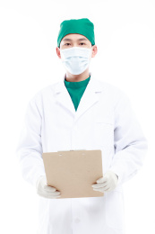 白色背景前的医护人员