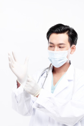 白色背景前的医护人员