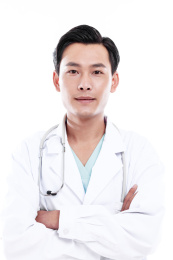 白色背景前的医护人员