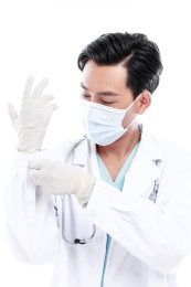 白色背景前的医护人员