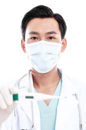 白色背景前的医护人员