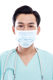 白色背景前的医护人员