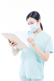 白色背景前的医护人员