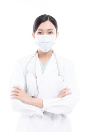 白色背景前的医护人员