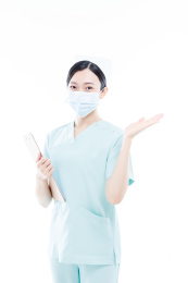 白色背景前的医护人员