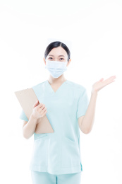 白色背景前的医护人员