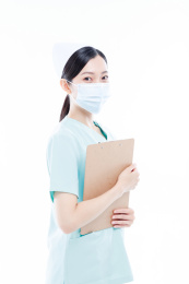 白色背景前的医护人员