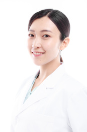 白色背景前的医护人员