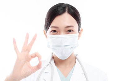 白色背景前的医护人员