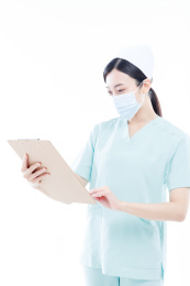 白色背景前的医护人员