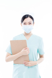 白色背景前的医护人员