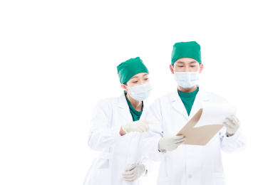 白色背景前的医护人员