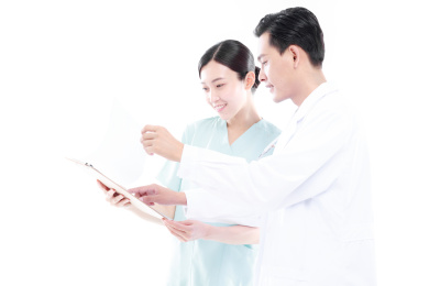 白色背景前的医护人员