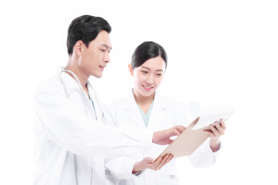 白色背景前的医护人员