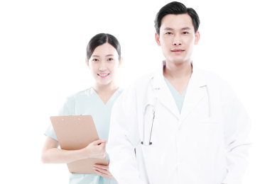 白色背景前的医护人员