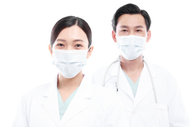 白色背景前的医护人员