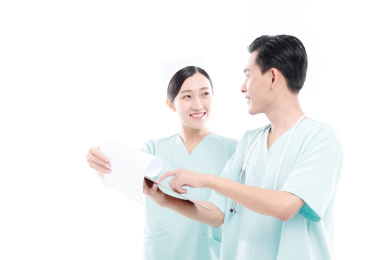 白色背景前的医护人员