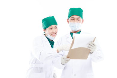 白色背景前的医护人员