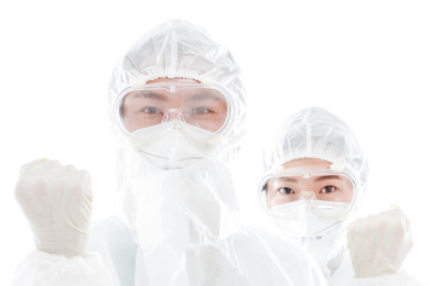 白色背景前的医护人员