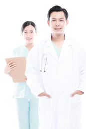 白色背景前的医护人员