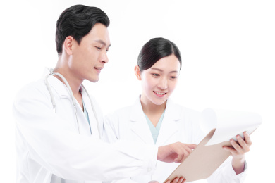 白色背景前的医护人员