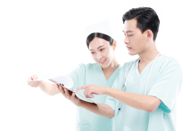 白色背景前的医护人员