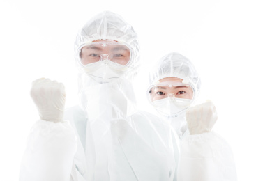 白色背景前的医护人员