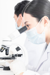 白色背景前的医护人员