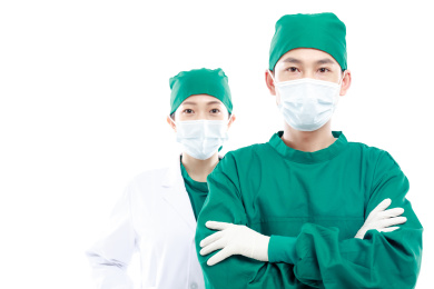 白色背景前的医护人员