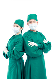 白色背景前的医护人员