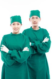 白色背景前的医护人员