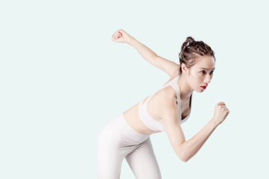 棚拍跑步的年轻女性