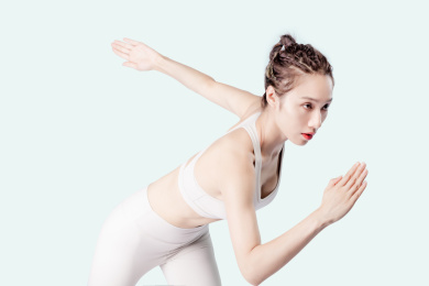 棚拍跑步的年轻女性
