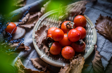 秋天收获的柿子和落叶