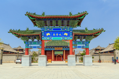 中国河南省商丘古城内城隍庙中式牌坊