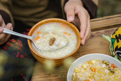 勺子打起一勺杂粮米粥