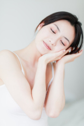 在家护肤的年轻东方女性