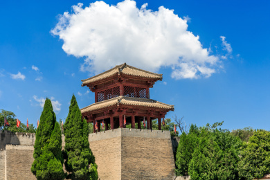 蓝天白云下中国河南省灵宝市函谷关古建筑