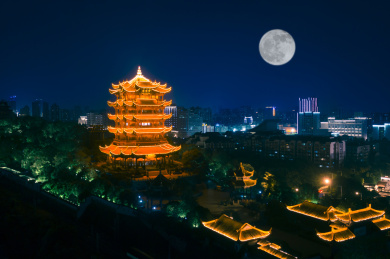 湖北武汉黄鹤楼中秋节夜空中的月亮